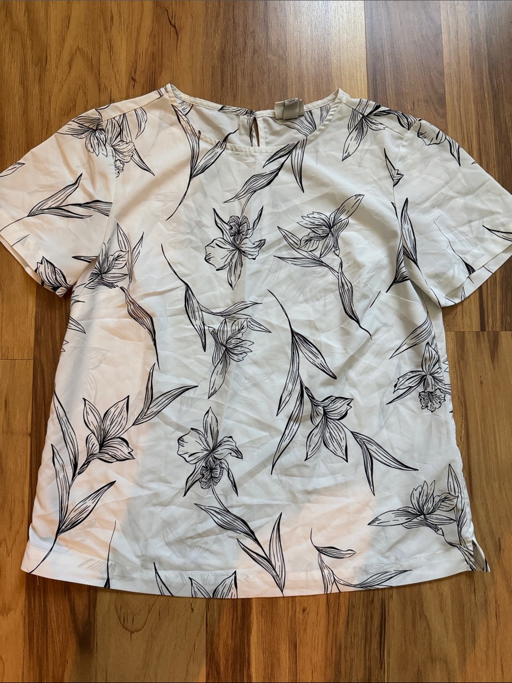A New Day• XS Black and White Floral Top